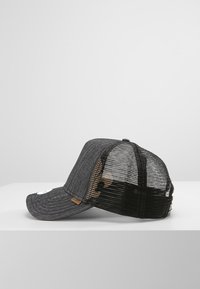Cappello di tessuto grigio con retro in rete nera, design strutturato, visiera piatta e un piccolo accento in pelle sul lato sinistro anteriore.