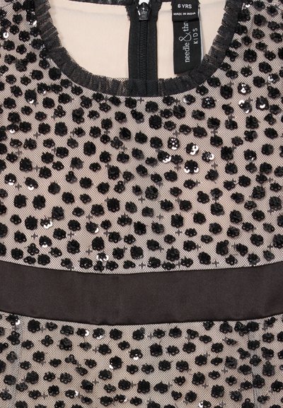 Vestido para niñas de 6 años con superposición de tul negro con lentejuelas, escote redondo y cintura negra.
