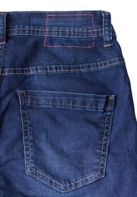 Mörkblå denimjeans med en bakficka som har synlig sömnad och en kontrasterande röd kant. Mjuk textur, strukturerad form.