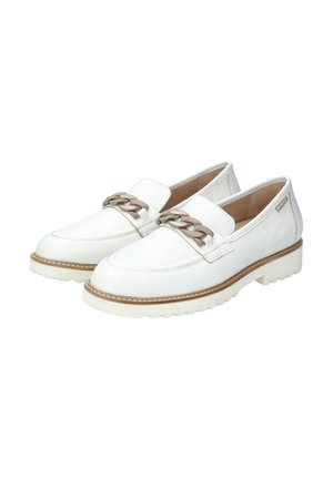 Mocassins en cuir blanc avec un accent tissé beige, présentant une épaisse semelle blanche avec une texture antidérapante et des coutures contrastantes le long du bord.