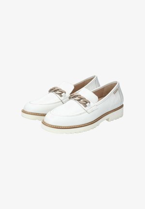 Mocassins en cuir blanc avec un accent tissé beige, présentant une épaisse semelle blanche avec une texture antidérapante et des coutures contrastantes le long du bord.