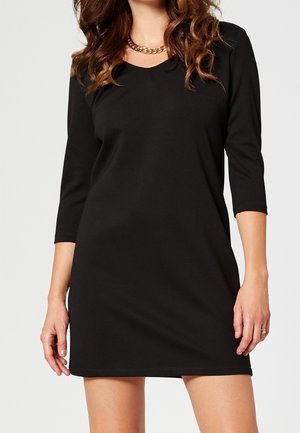 Schwarzes, knielanges Kleid aus glattem Stoff mit V-Ausschnitt und Dreiviertelärmel. Einfaches Design ohne sichtbare Muster.