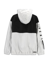 Kurtka typu wiatrówka z białym kapturem, czarną górną częścią i szarym dolnym sekcjom. Zawiera elastyczne mankiety oraz nadrukowany wzór na rękawie.