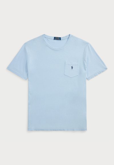 T-shirt en coton bleu clair avec un col rond, des manches courtes et une poche sur la poitrine gauche avec un petit logo brodé.