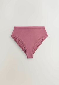 Lenjerie de corp roz, din bumbac, cu talie înaltă, având o textură netedă și o talie elastică. Prezintă un design minimalist, fără cusături.