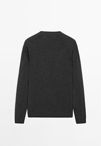 Pull gris foncé à manches longues et col rond vu de dos, avec un design tricoté simple et uni sur fond blanc.