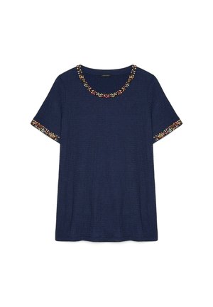Granatowy top z krótkim rękawem, okrągłym dekoltem i wielokolorową ozdobą z koralików na kołnierzu i mankietach.
