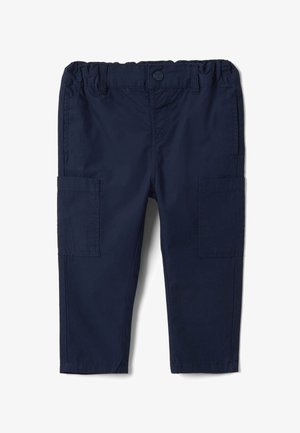 Pantalones cargo para niño pequeño en azul marino con cintura elástica, botón frontal, trabillas para cinturón, bolsillos laterales con parche y diseño de pierna recta.