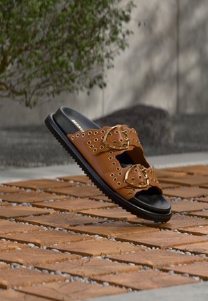 BLOOM02 - Iešļūcenes - cognac