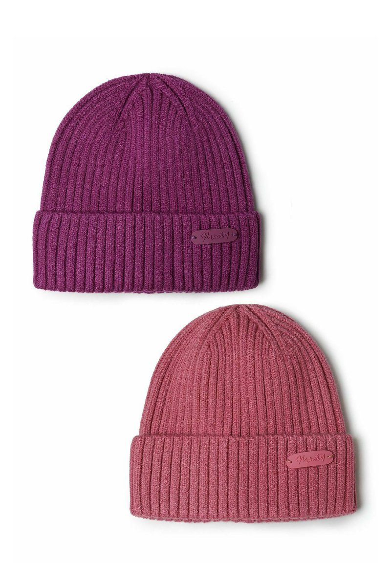Duos smulkiai megzti kepurės, viena violetinė ir viena rožinė, su sulenkta kraštu ir etikete šone. Minkšta tekstūra ir prigludusi forma.