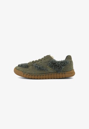 Zapatillas de deporte verde oliva hechas de ante y piel de pelo, con un upper texturizado, cierre de cordones y una suela de goma duradera con un diseño ondulado.