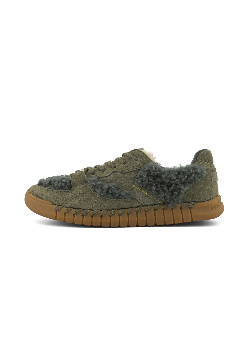 Sneaker verde oliva in suede e pelliccia, con una parte superiore testurizzata, chiusura con lacci e una suola in gomma resistente con un design ondulato.