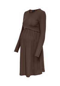 Brązowa, długorękawowa, prążkowana sukienka ciążowa z okrągłym dekoltem i talią empire, zaprojektowana z myślą o dostępie do karmienia.