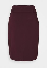 Burgunderfarbene Bleistiftrock mit enganliegendem Design, mittellangem Schnitt, zwei Gesäßtaschen und einem verdeckten Reißverschluss auf der Rückseite. Glatte Textur und maßgeschneiderter Abschluss.