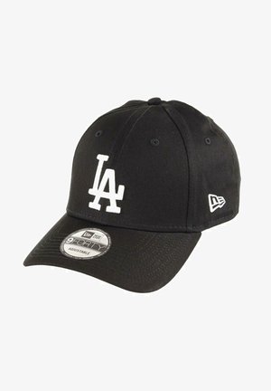 Schwarze Baseballmütze mit einem weißen "LA"-Logo auf der Vorderseite, aus einem strukturierten Stoff mit einer gebogenen Krempe. Verstellbarer Riemen auf der Rückseite.