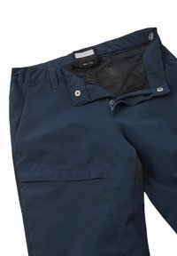 Pantalones azul marino con cremallera y cierre de botón a presión. Cuentan con forro de malla, bolsillos laterales y acentos negros en la cinturilla. Etiqueta de tamaño visible.