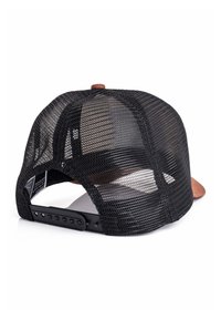 Nastavljiva črna mrežasta pokrivalo tipa trucker z zaponko na zadnji strani in rjavim semišastim šiltom, prikazano od zadaj na belem ozadju.