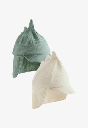 Deux casquettes pour enfants, une verte et une crème, avec des pointes en tissu sur le dessus et des rabats de cou prolongés pour la protection solaire.