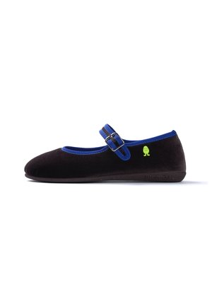 Zapato Mary Jane negro con ribete azul y correa con hebilla, con un pequeño personaje verde sonriente en el lateral.