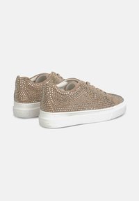 Sneaker beige con decorazioni in strass, texture liscia, suola in gomma bianca e punta rotonda. Nessun lacci visibili nella vista posteriore.