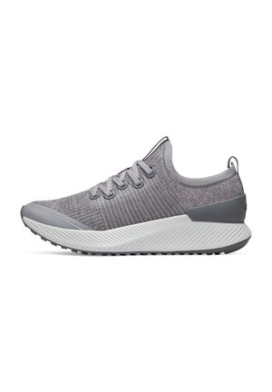 Sneaker grigia in maglia con lacci, suola bianca strutturata, linguette sul tallone e sulla linguetta, e colletto imbottito per il supporto della caviglia.
