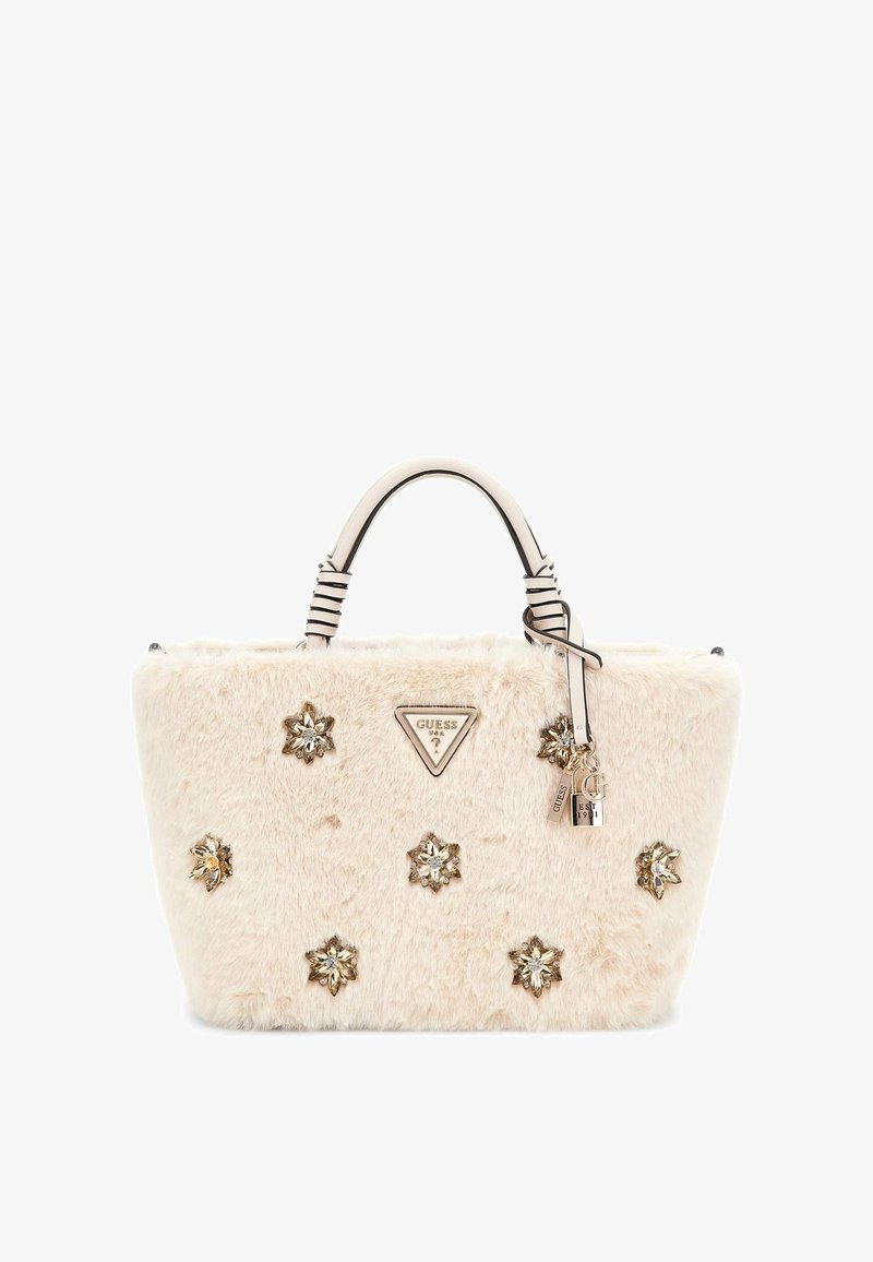 Faux-Fur-Handtasche in Creme mit goldenen Blumenverzierungen und einem Logo-Schild. Sie verfügt über eine strukturierte Form und zwei kurze Henkel.