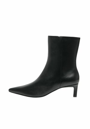 Stivale alla caviglia in pelle nera con punta appuntita, forma affusolata e tacco sottile e rettangolare. Texture liscia e dettagli minimali.