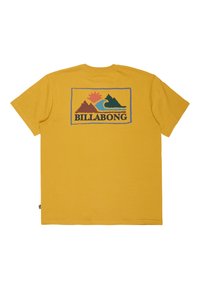 Żółta bawełniana koszulka z graficznym nadrukiem gór, słońca i fal, z napisem "BILLABONG" na środku. Krótkie rękawy, okrągły dekolt.