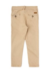 Pantalones de algodón beige con una textura suave, corte recto, dos bolsillos traseros con botones y un parche de cuero marrón en la cintura.