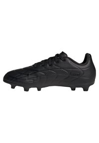 Botas de fútbol negras que cuentan con una parte superior moldeada y texturizada, diseño de cordones y tachuelas de goma para tracción en superficies de hierba.