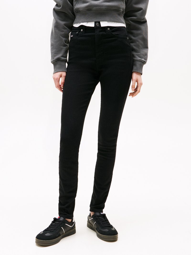 Svarta högmidjade jeans med Slim fit, tillverkade av denim, med fem fickor, knappstängning och sydda detaljer. Kombineras med svarta sneakers.