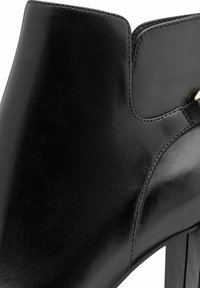 Tamaris Tronchetti - black
