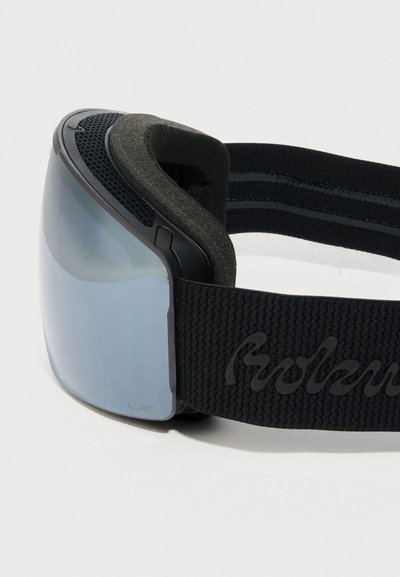 Smučarska očala z odbojnim modrim objektivom, črno penasto podlogo in nastavljivim črnim elastičnim trakom z reliefnim logotipom.