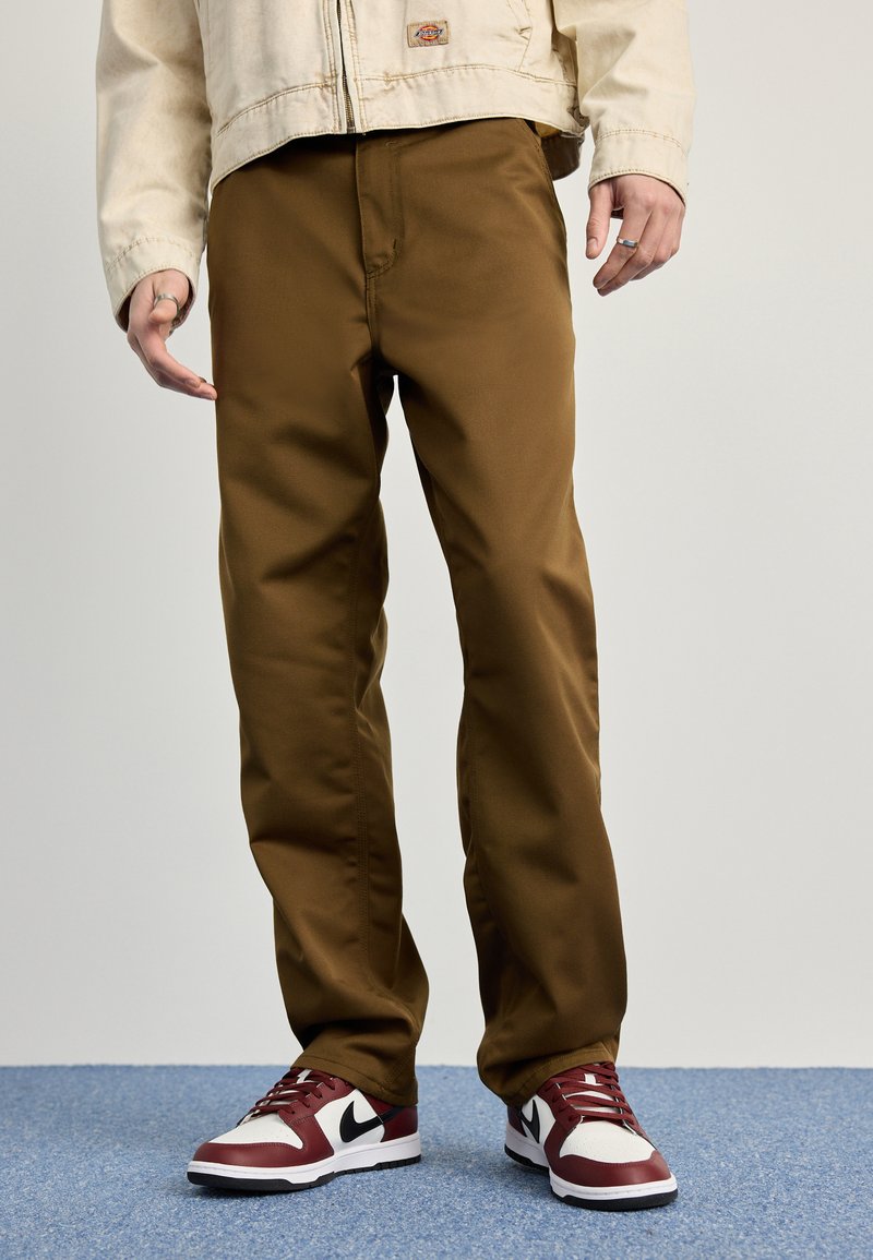 Carhartt WIP - SIMPLE PANT - Kalhoty - dark brown, Zvětšit