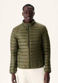 Chaqueta de plumas verde oliva con cuello alto, cierre de cremallera en la parte delantera y textura acolchada horizontal. Presenta un diseño entallado y un sutil detalle de logo.