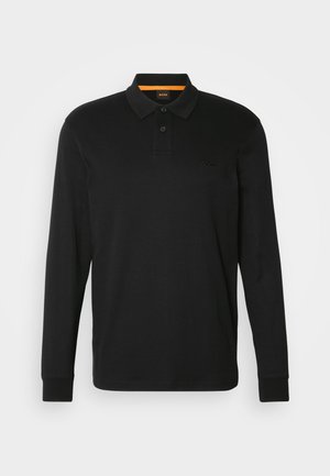 Sort langærmet polo shirt lavet af bomuld. Har en klassisk krave, to-knaps placket og præget logo på brystet.