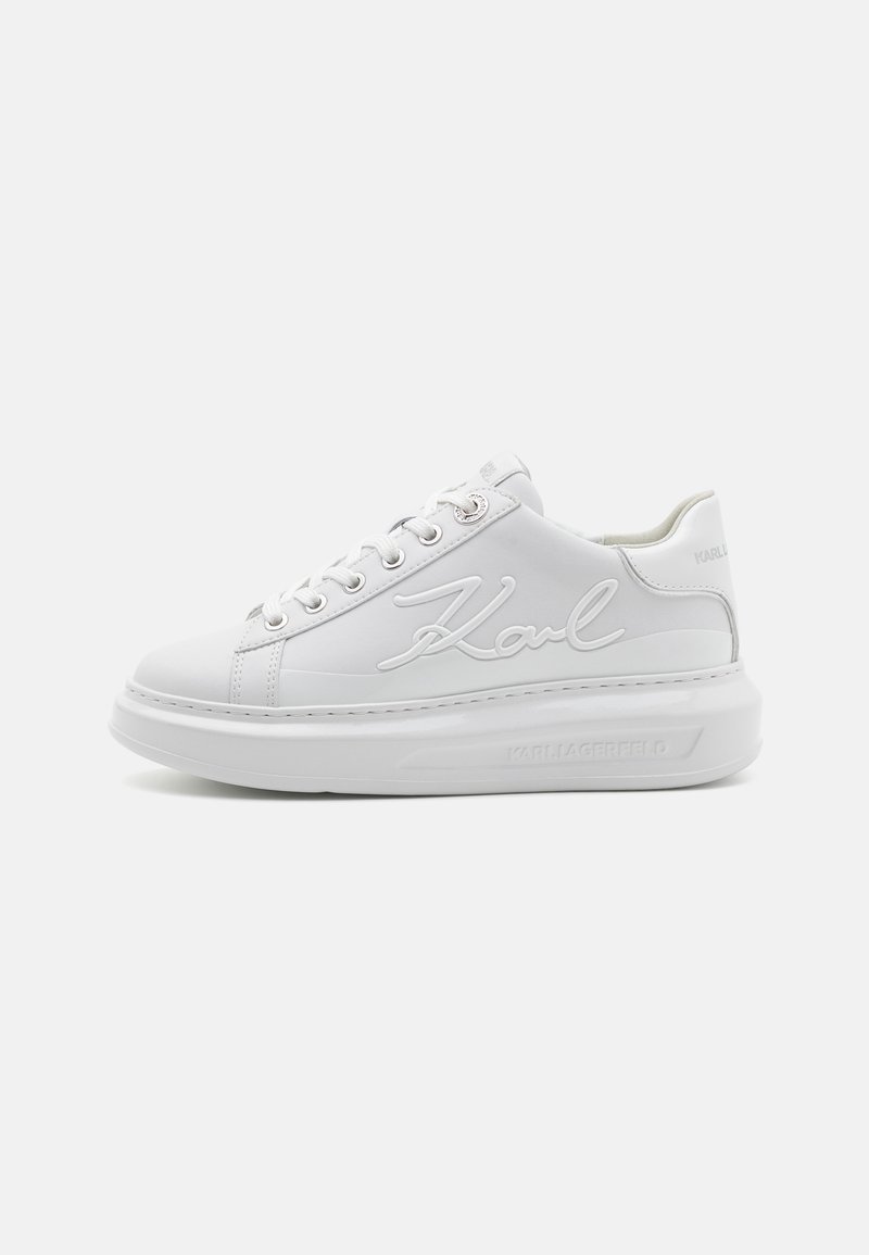 Sneaker bianco con tomaia in pelle liscia, punta rotonda e suola in gomma rialzata. Presenta il marchio in rilievo "Karl" e occhielli in argento.