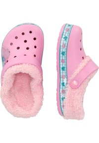 Rosa Clogs mit plüschiger Fütterung, ausgestattet mit Belüftungslöchern, einem dekorativen Riemen und einer gemusterten, durchsichtigen Außensohle mit aquatischen Designs.