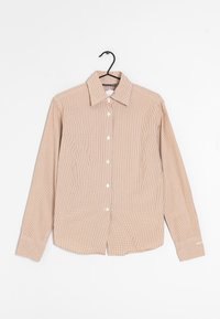 Camisa de manga larga a cuadros marrones y blancos, hecha de una tela suave, con un cuello en punta y botones blancos en la parte delantera.
