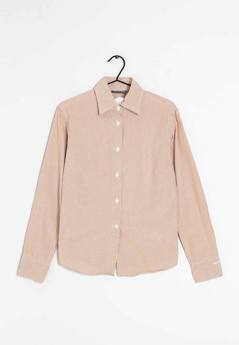 Camisa de manga larga a cuadros marrones y blancos, hecha de una tela suave, con un cuello en punta y botones blancos en la parte delantera.
