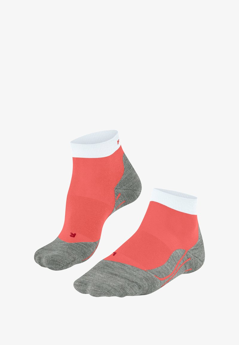 Chaussettes de cheville corail et grises avec un revers blanc. Tissu doux, talon et orteil renforcés, présentant des accents texturés sur les côtés.