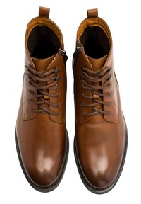 Brązowe skórzane botki za kostkę z zaokrąglonymi noskami, sznurowaniem i detalami na zamek błyskawiczny. Gładka tekstura i kontrastujące czarne gumowe podeszwy.