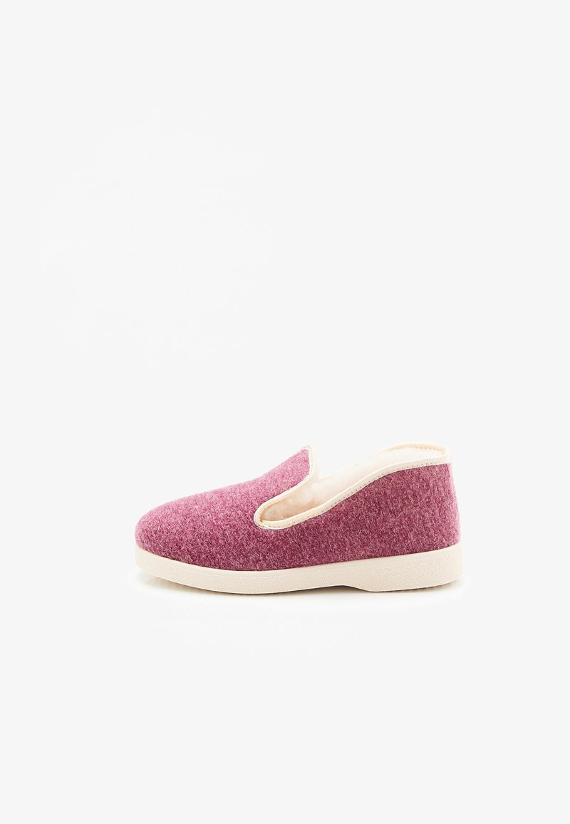 Chausson rose pâle à enfiler avec une bordure crème et une semelle rembourrée, présenté de profil sur un fond blanc.