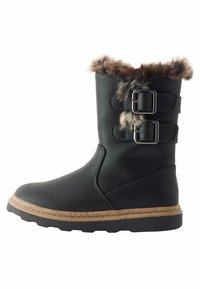 Bottines noires avec un col en fausse fourrure, deux boucles en argent sur les sangles, et une semelle en caoutchouc texturé avec un accent en liège.