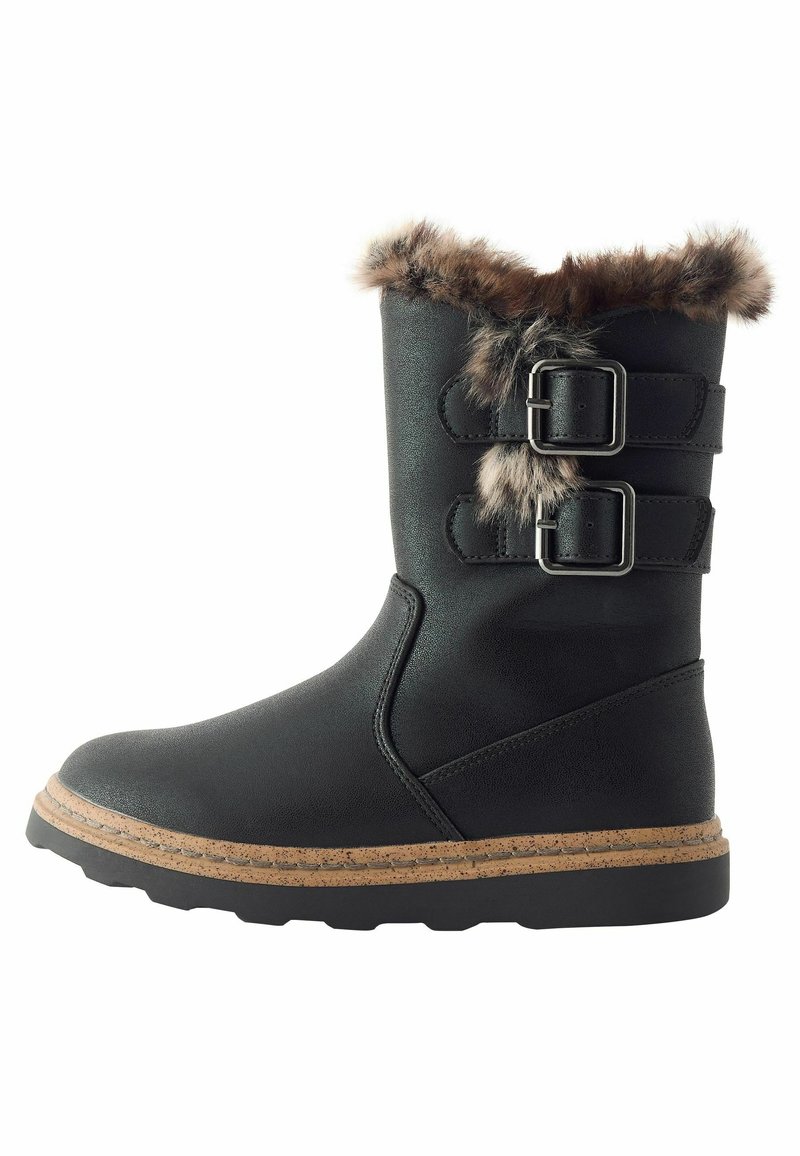 Bottines noires avec un col en fausse fourrure, deux boucles en argent sur les sangles, et une semelle en caoutchouc texturé avec un accent en liège.