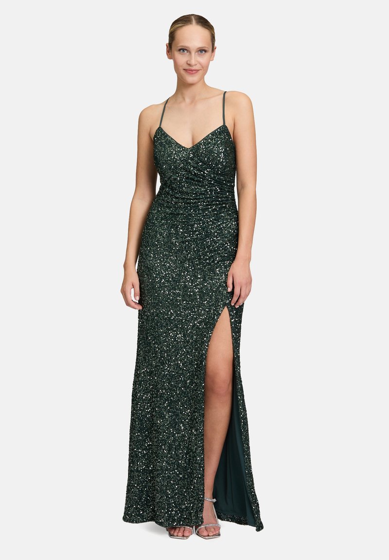 Smaragdgrünes, bodenlanges Paillettenkleid mit enganliegendem Oberteil, Spaghettiträgern und einem Oberschenkel-hohen Schlitz auf einer Seite. Glatte Stofftextur.