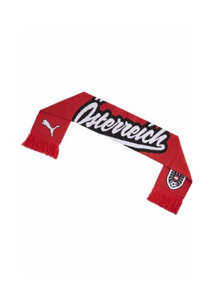 Rødt tørklæde med hvid tekst Østrig på tysk, Puma-logo på den ene ende og et sort-hvidt fodboldemblem på den anden, med røde frynser.
