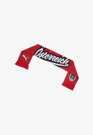 Rødt tørklæde med hvid tekst Østrig på tysk, Puma-logo på den ene ende og et sort-hvidt fodboldemblem på den anden, med røde frynser.