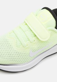 Nike Performance INFINITY FLOW UNISEX - Hardloopschoenen voor op de weg - barely volt/white/black