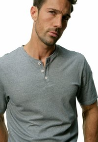 Grijs kortom mouw henley shirt van katoen, met een ronde halslijn, drie-knopen sluiting en een zachte, gladde textuur.